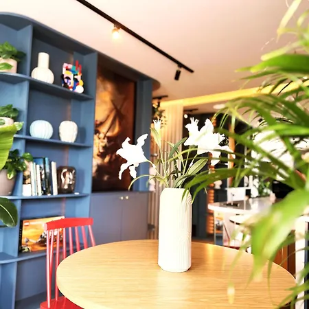 Ambient Lounge With Sundeck And Free Parking