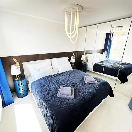 Ambient Lounge With Sundeck And Free Parking *