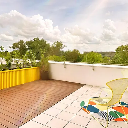 Ambient Lounge With Sundeck And Free Parking