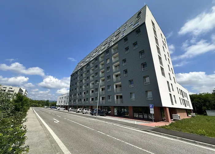Apartment Ambient Lounge With Sundeck And Free Parking Pressburg
