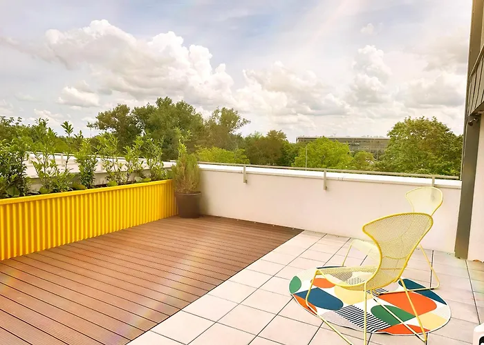 Ambient Lounge With Sundeck And Free Parking