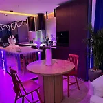 아파트 Ambient Lounge With Sundeck And Free Parking