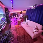 아파트 Ambient Lounge With Sundeck And Free Parking