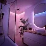 Ambient Lounge With Sundeck And Free Parking 아파트