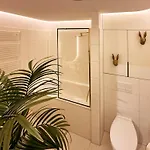 Ambient Lounge With Sundeck And Free Parking 아파트