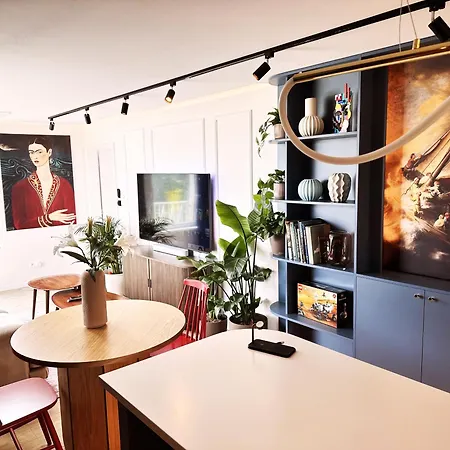 Ambient Lounge With Sundeck And Free Parking *